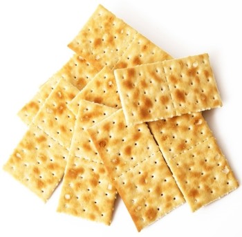 Chrupkie pieczywo typu maca Starożytna technika opiekania wybranych gatunków najwyższej jakości mąk. Macę robimy tylko w ceglanych piecach opalanych świeżo ściętą brzozą. Doskonała do kanapek na co dzień jak również podczas diety z uwagi na właściwości przeczyszczające.